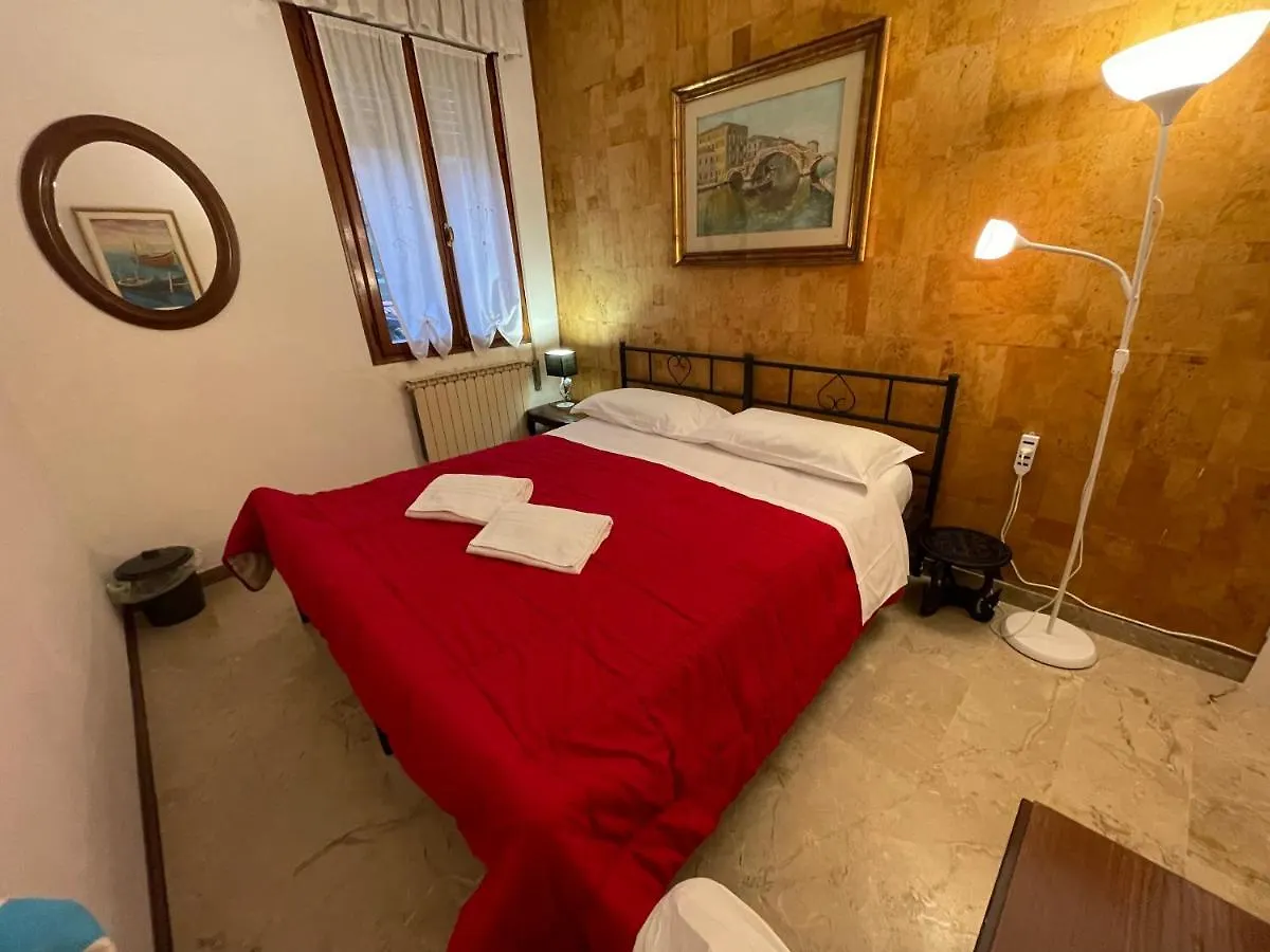 Royal Guest House Velence 0*,